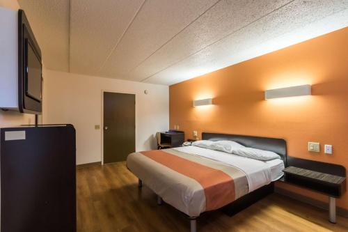 Кровать или кровати в номере Motel 6-Crawfordsville, IN