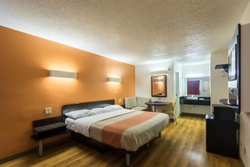 Кровать или кровати в номере Motel 6-Crawfordsville, IN