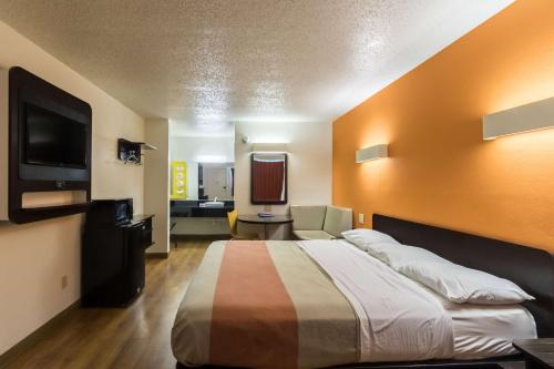 Телевизор и/или развлекательный центр в Motel 6-Crawfordsville, IN