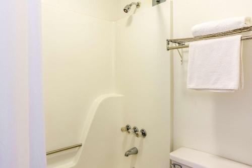 Ένα μπάνιο στο Motel 6-East Ridge, TN