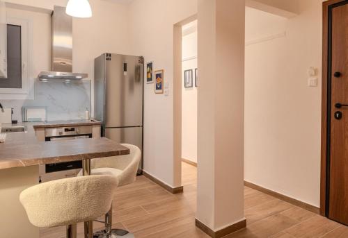 Stylish Modern apartment, 10' from the center!