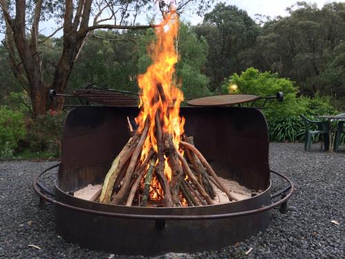 a fire pit with a pan on top of it at Brigadoon Cottages in Haunted Hills