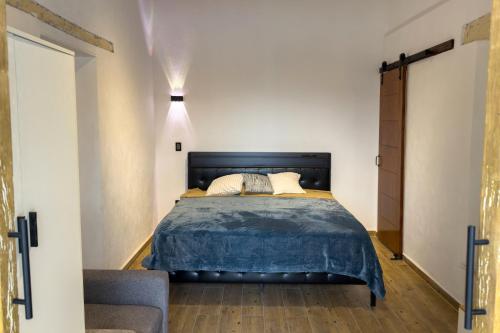 a bedroom with a bed and a couch at Casa Bravo in Toluca
