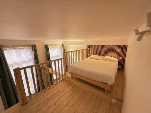 una camera da letto con un letto su un balcone in legno di StudioLille - Beaux-Arts a Lille