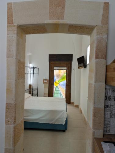 ein Schlafzimmer mit einem Bett und einer Tür mit einem Fenster in der Unterkunft Casa Lorch in Oria