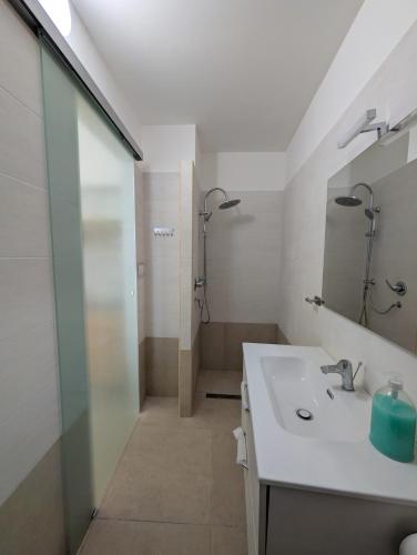 ein Badezimmer mit Waschbecken und Dusche in der Unterkunft Casa Lorch in Oria