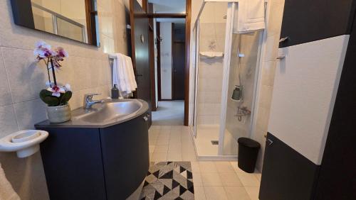 a bathroom with a sink and a toilet at Al Melograno - Villetta - Gussago - Franciacorta in Gussago