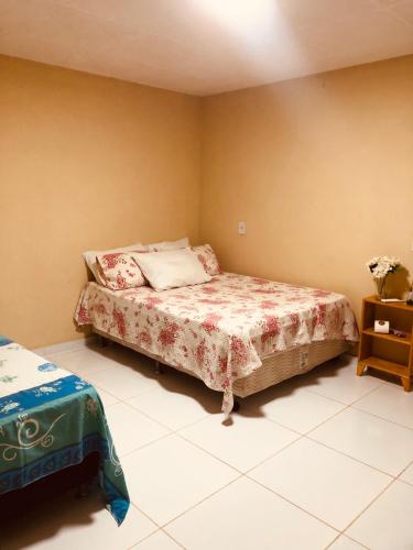 a bedroom with a bed in a room at Pousada Mandacaru, próximo a Usina de Arte in Campestre