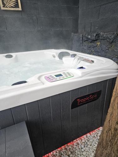 Studio-Valentine climatisée avec piscine chauffée & Spa 2 places