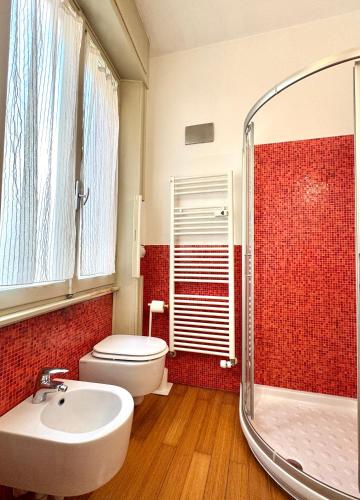 ein Badezimmer mit Toilette, Waschbecken und Dusche in der Unterkunft Boutique Arena Loft in Verona