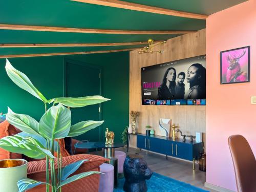 Central 2BR with Designer Interior and Work Desk