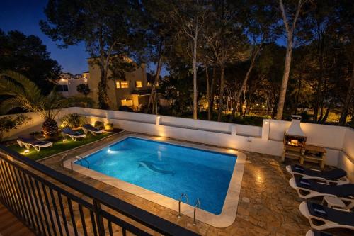 a swimming pool in a backyard at night at Villa Playa del Sur A 250 metros de una magnifica playa Capacidad más de 16 AC 6 Suites Piscina XL in Torredembarra