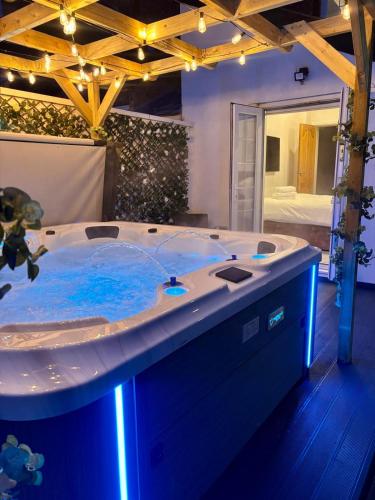 a jacuzzi tub in a room with a bed at Lethbridge Villa 49 3-bedroom Apartment with private HOT TUB,Fibre WiFi, free parking, sleeps 6 in Southport
