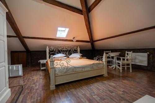 a bedroom with a bed and a table and chairs at Residenza Dutzu-Boutique Hotel in Brăila