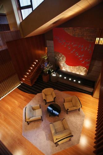 an overhead view of a living room with chairs and a couch at Akazawa Geihinkan in Ito