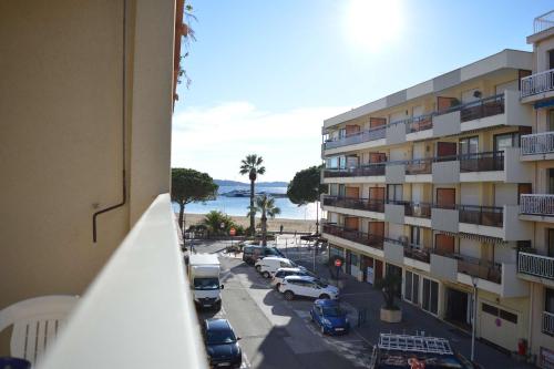 SM040-025 Sainte Maxime - STUDIO LUMINEUX vue mer 30 m de la Plage
