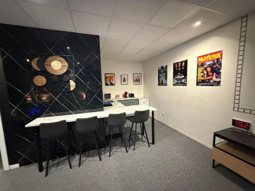 una cucina con bancone e sgabelli da bar di Studio La Bobine a Coincy