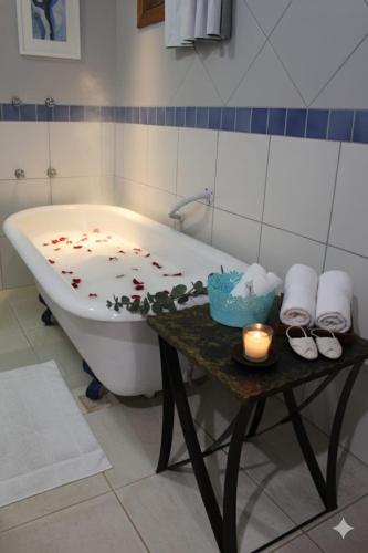 a bathroom with a bath tub with flowers on it at Spazio Ivoti RS in Ivoti