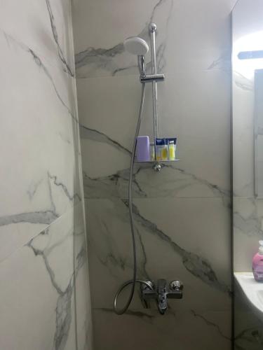 a shower in a bathroom with a glass door at Cozy appartment in hrajel in Dir‘alī
