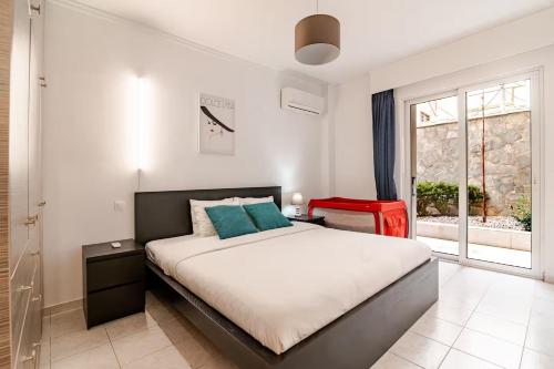Quiet simple brand new luxury apartment by the sea