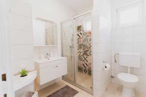 House of Albina- 10 m od mora