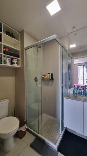 a bathroom with a shower and a toilet at Studio Comfort apartament Arujá in Arujá
