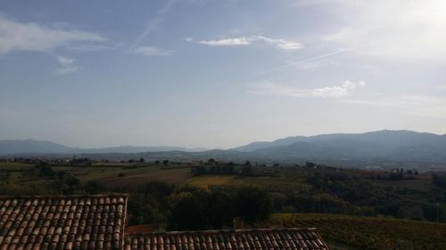 a view of a valley with mountains in the distance at Monolocale Lori in Montefalco