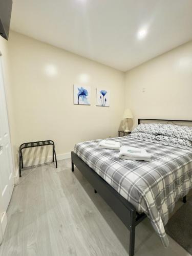 a bedroom with a bed in a room at Cozy Private House near Miami Airport - Free parking - 01 in Miami