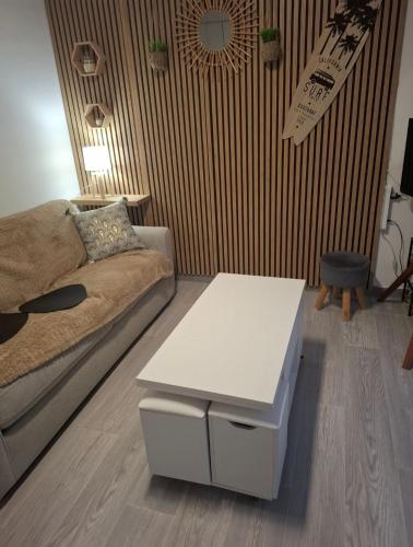 a living room with a couch and a white coffee table at Charmant studio Thionville in Thionville