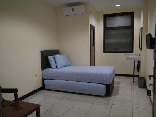 um quarto com uma cama num quarto em K15 Exclusive em Malang