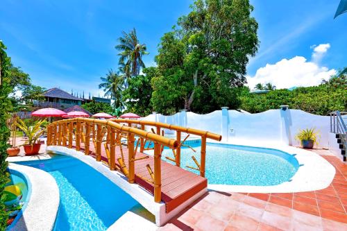 Red Coco Inn de Boracay tesisinde veya buraya yakın yüzme havuzu