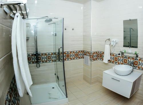 une salle de bain avec une douche, des toilettes et un lavabo dans l'établissement Hotel Bek Samarkand, à Samarcande