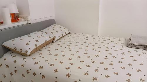 un letto con un copriletto con dei ragni sopra di Paris Pompidou a Parigi