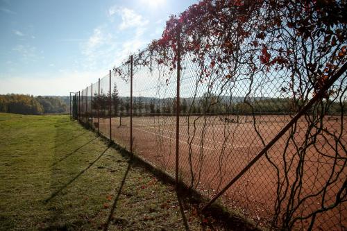 Tenis dan/atau kemudahan skuasy di Uroczysko Deresze atau berdekatan
