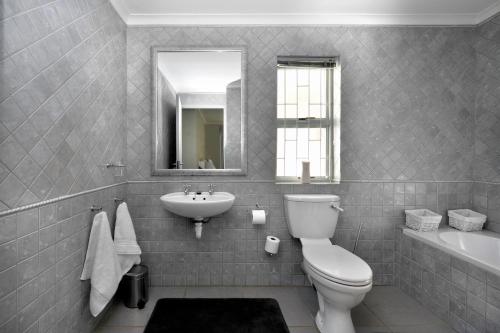 y baño con aseo, lavabo y bañera. en Lemon Tree Cottage Self Catering en Franschhoek