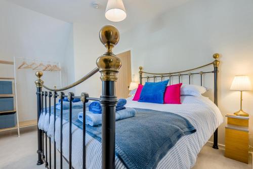 a bedroom with a bed with blue and pink pillows at 2 Bed in Wadebridge oc-m32567 in Wadebridge