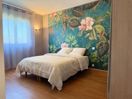 una camera da letto con un murale floreale e un letto di Maison de rêve 