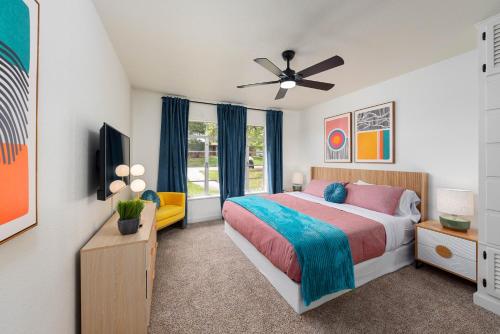a bedroom with a bed and a ceiling fan at 4 Bed sleeps 12 -Sea world-Six Flags-Down Town - Emerald Oasis in San Antonio