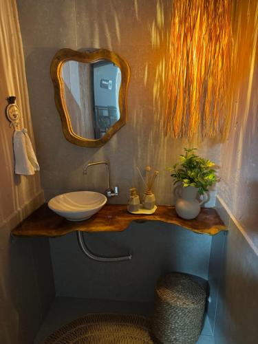 a bathroom with a sink and a mirror at DECK DOS LENÇÓIS pousada in Barreirinhas