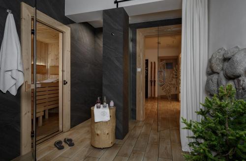 a hallway with a bathroom with a wooden floor at Villa 11 Folk & Design in Zakopane