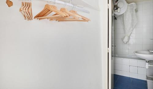 un bagno con grucce di legno e un lavandino di Paris Pompidou a Parigi