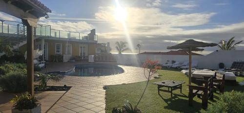 a backyard with a swimming pool and a house at Finca de Sal in Mazo