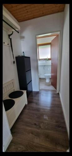 an empty bathroom with a toilet and a sink at Zimmer zu vermieten in Rammingen