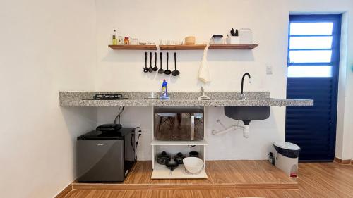 a kitchen with a counter top and a sink at Studio 209-AP2 espaço completo ideal para casal in Ubatuba