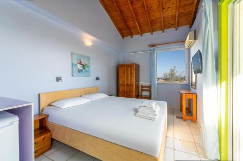 a bedroom with a white bed and a window at Summer House Louisa in Lygia