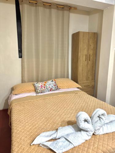 a bedroom with two beds with towels on them at Galicia Lodgement in Lima