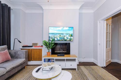 a living room with a couch and a tv at Monthly & Weekly Offers , Pool Table , PS4 , Liverpool , 3 Bed House , Ideal For Contractors , Relocation & Family Stays in Litherland