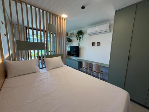 a bedroom with a large white bed with two pillows at Flat Premium Muro Alto-conforto a 150m do mar in Ipojuca