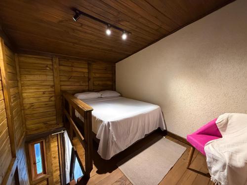 a small room with a bed in a cabin at Vilarejo hospedagem- Espaço Beco Carioca in Ilha do Mel
