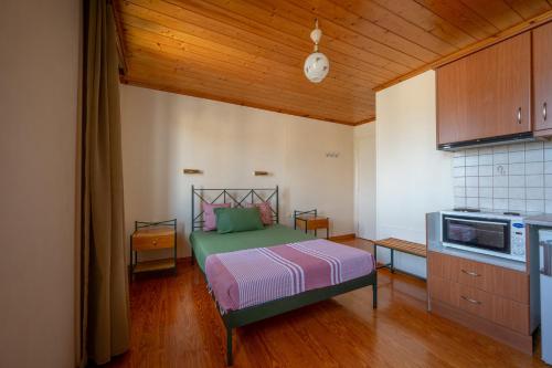 ein kleines Schlafzimmer mit einem Bett in einer Küche in der Unterkunft Hotel Patrai in Lefkada Town